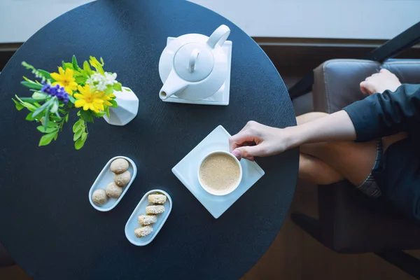 Un delicioso café con galletas se sirve en un restaurante o cafetería de elegancia —  Fotos de Stock