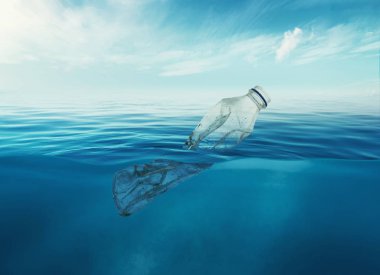 Çöpe atılmış plastik bir çöp şişesi tüm deniz yaşamı için bir tehlike oluşturarak suyun altında yüzer. 