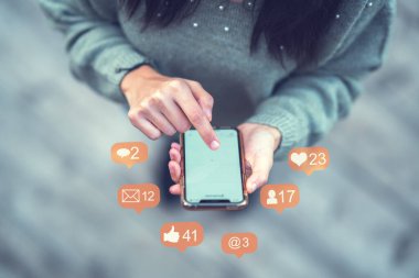 Ofiste akıllı telefon kullanan işadamı ellerinin yakın çekim görüntüsü, arama veya sosyal ağlar konsepti