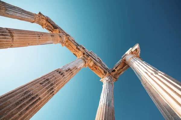 Úžasně chrám Apollonských starověkých trosek. Apollonský chrám v Bočním starožitném městě, Antalya, Turecko — Stock fotografie