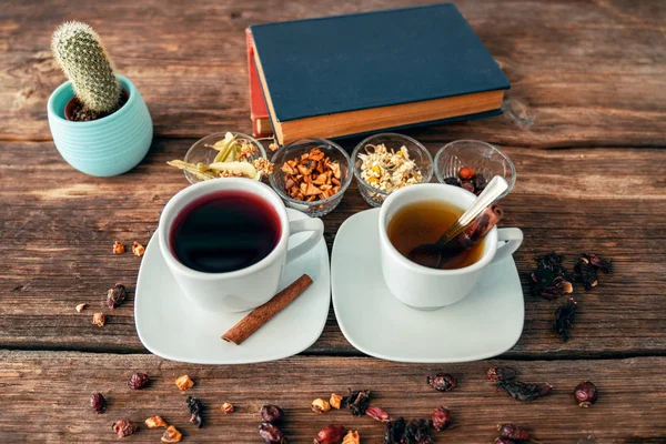 Dos tazas de delicioso té de hierbas para una vida saludable —  Fotos de Stock