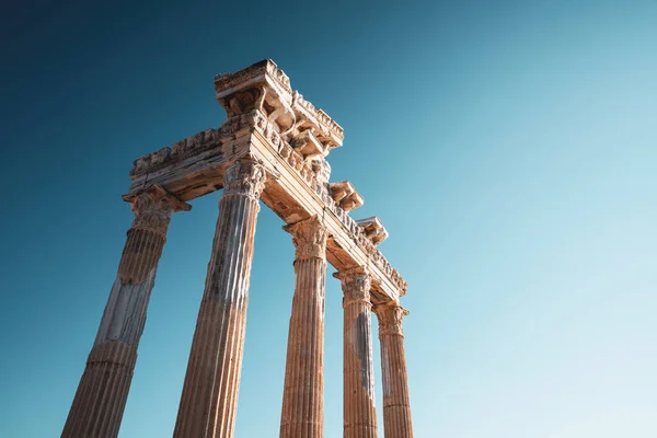 Incrivelmente Templo de Apollon ruínas antigas. Apollon temple in Side antique city, Antalya, Turquia — Fotografia de Stock