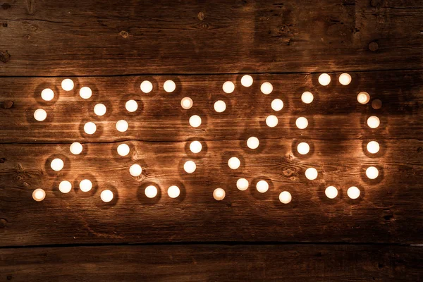 2020 conceito de ano novo com velas tealight no fundo de madeira — Fotografia de Stock