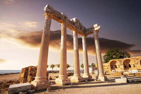 Verbazingwekkend Tempel van Apollon oude ruïnes. Apollon tempel in Side antieke stad, Antalya, Turkije — Stockfoto