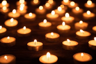 Antika, çaylı mumlar ahşap zeminde, kutlama için.