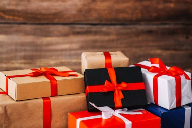 Farklı renk kağıda sarılmış kurdele yayı ile hediye kutusu