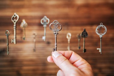 Doğru kararları vermek için mecazi olarak doğru anahtarı seçiyorum.