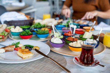Enerjik bir gün için lezzetli ve çeşitli bir Akdeniz kahvaltısı.