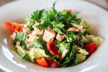 Zarif bir restoranda ya da otelde lezzetli bir ton balığı salatası servis edilir.