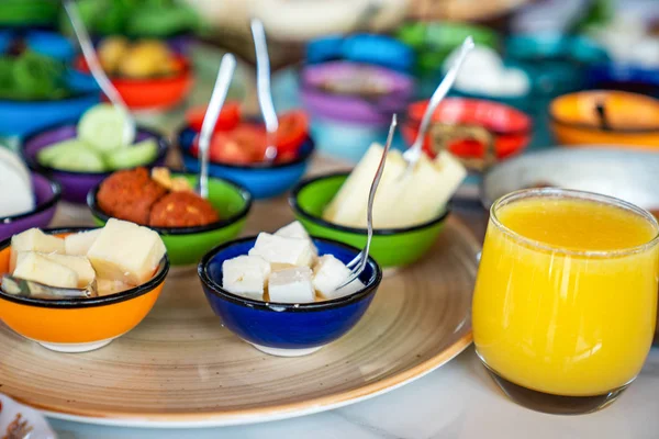 Herkullinen Välimeren aamiainen, johon liittyy vastapuristettua appelsiinimehua terveelliseen elämään . — kuvapankkivalokuva
