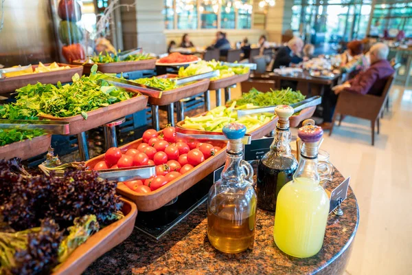Вкусная закуска и салат шведский стол с различными вариантами в ресторане или отеле — стоковое фото