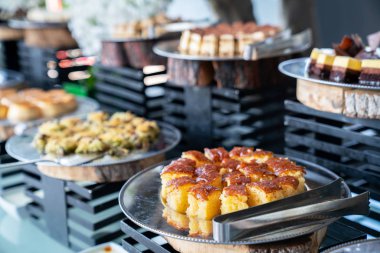 Restoranda ya da otelde çeşitli tatlı fırınları olan lezzetli bir tatlı büfesi.