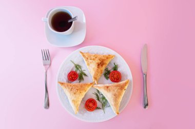 Sağlıklı bir kahvaltı için güzel bir dekorasyonla peynirle dolu lezzetli bir fırında köfte.