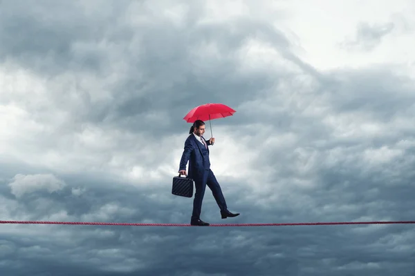 L'uomo d'affari sta camminando su una corda sottile, metaforizzando la vita aziendale rischiosa una capacità di risolvere i problemi in equilibrio . — Foto Stock