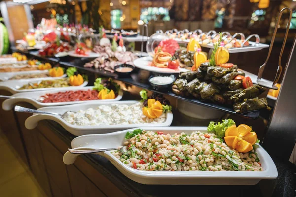 Un délicieux buffet d'entrées et de salades avec différentes options dans un restaurant ou un hôtel — Photo
