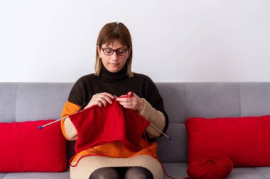 El işi konsepti, genç kadın örgü örüyor.