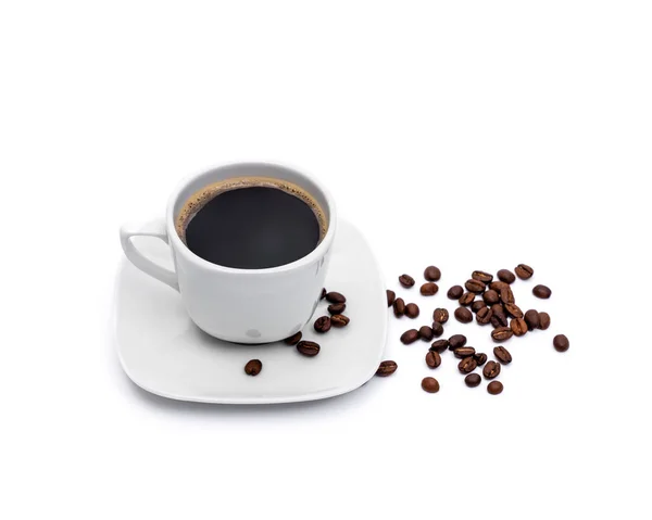 Filiżanka kawy i fasoli na białym tle — Zdjęcie stockowe