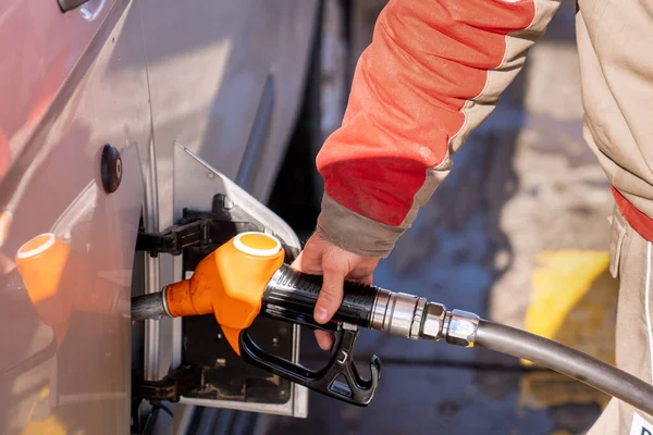 Personalen på bensinstationen pumpar bränsle till en bil. — Stockfoto