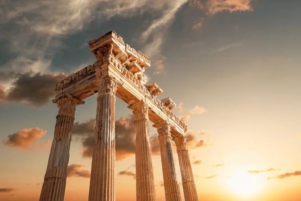 Úžasně chrám Apollonských starověkých trosek. Apollonský chrám v Bočním starožitném městě, Antalya, Turecko. — Stock fotografie