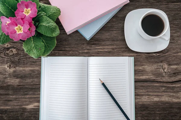 Lápiz y un cuaderno abierto sobre mesa de madera con una bonita decoración. Vista de pájaro, concepto de maqueta . —  Fotos de Stock