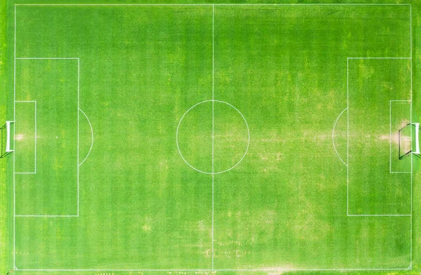 Вид зверху на футбольний стадіон або поле зеленої трави . — стокове фото