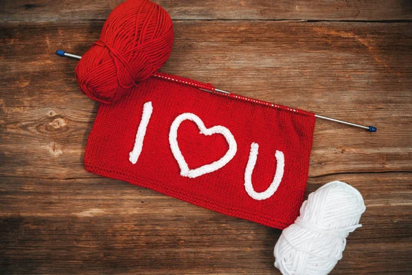 Γράφοντας σ 'αγαπώ στο πλέξιμο με κεντήματα. Ημέρα του Αγίου Βαλεντίνου έννοια. — Φωτογραφία Αρχείου