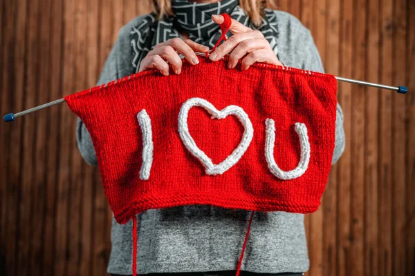 Escribiendo Te Amo en tejer con costura. Concepto de San Valentín . — Foto de Stock
