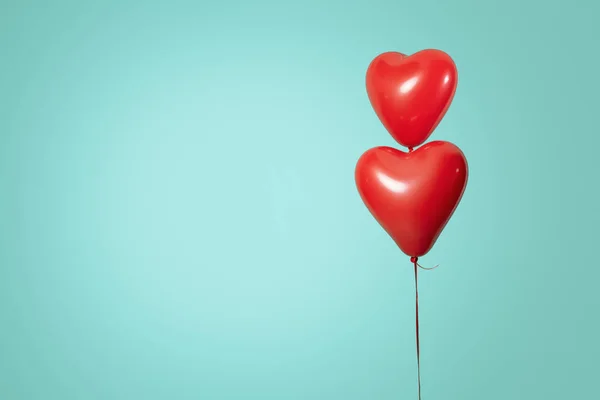 Bir yazı tipinin önünde iki kalp şeklinde kırmızı hava balonu. Değerli gün ve romantizm konsepti. — Stok fotoğraf