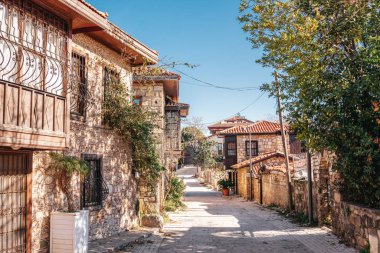 Antalya tarafında taş binaları olan eski bir kasaba. Eski Akdeniz mimari konsepti.