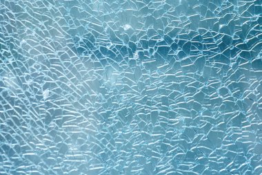 Doku ve arkaplan için çatlak ve hasarlı cam pencere.