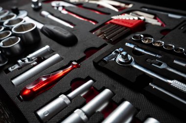 Şık bir kutuda teknisyenler için hazırlanmış profesyonel çalışma araçları.