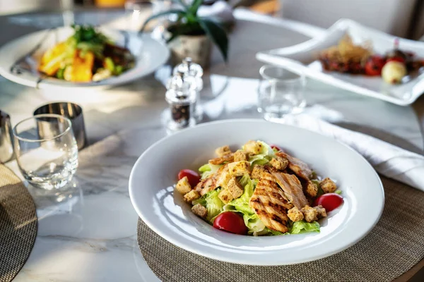 Вкусный жареный куриный салат подается в элегантном ресторане или отеле . — стоковое фото