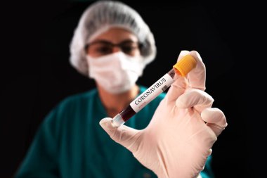 Corona virüsünü analiz etmek ve aşı üretmek için bir şişede kan örneği. Corona virüsü salgını. 