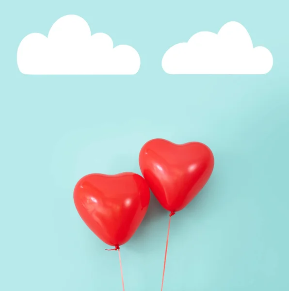 Kaksi sydämen muotoista punaista ilmapalloa fontin edessä. Ystävänpäivä ja romantiikka käsite . — kuvapankkivalokuva