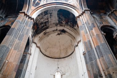 Kilisenin eski grunge vintage kubbesi. tarihi bir bina..