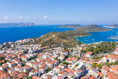 Antalya Türkiye 'deki Kas Körfezi' nin havadan görünüşü. Açık gökyüzü ile deniz ve kasaba.
