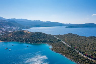 Antalya Türkiye 'deki Kas Körfezi' nin havadan görünüşü. Açık gökyüzü ile deniz ve dağlar.