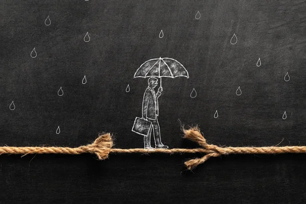 Empresário ilustrado está andando sobre uma corda fina e desgastada, metaforizando a vida empresarial arriscada uma capacidade de resolver problemas em equilíbrio . — Fotografia de Stock