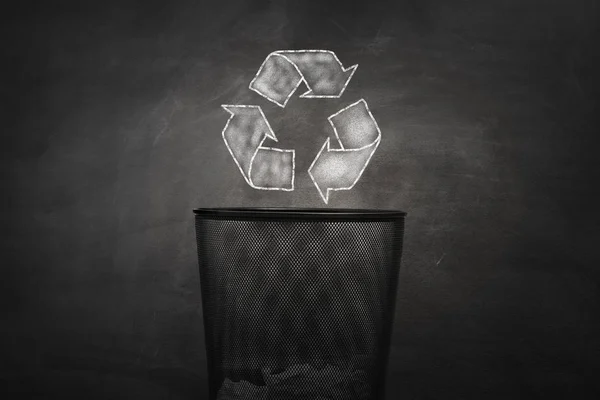 Vorm van het symbool van recycling op schoolbord. Beschermingsaard en toekomstig concept. — Stockfoto