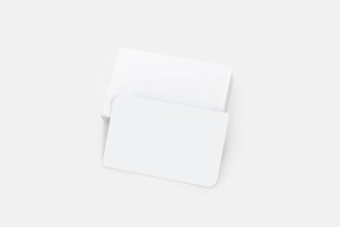 Beyazlara izole edilmiş bir şekilde taklit etmek için bir yığın boş kartvizit.. 