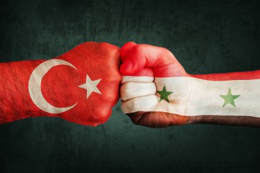 Yakın plan, Türkiye 'nin bayrakları Suriye' ye karşı kara duvarda. Ülkeler arasında savaş krizi ve siyasi çatışmalar kavramı.