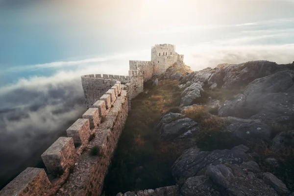 Fortaleza medieval, parede e torre paisagem com céu nublado . — Fotografia de Stock