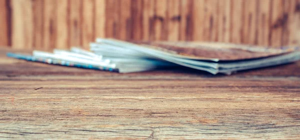 Vista de pilha de revistas diferentes e sobrepostas em mesa de madeira. Conceito de texturas de fundo . — Fotografia de Stock