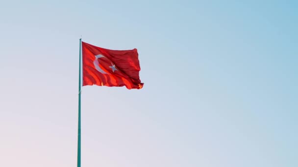 Vidéo 4K d'un drapeau turc ondulant sur fond bleu ciel venteux . — Video