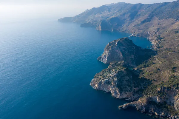 Légi felvétel a Gazipasa öbölről Antalya Törökországban. Tenger és hegyek nyitott égbolttal. — Stock Fotó