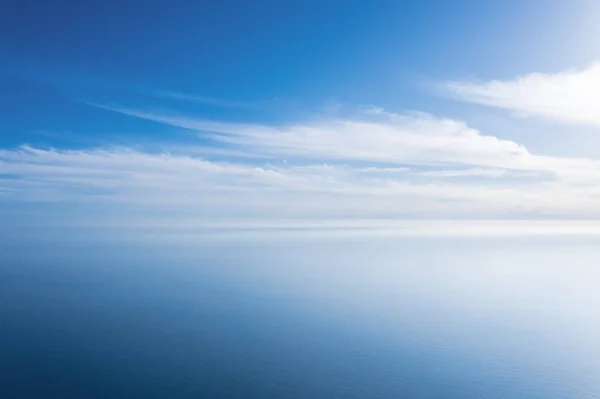 Vzdušný pohled na věčné modré moře nebo oceán se slunnou a zataženou oblohou. — Stock fotografie