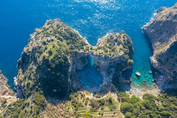 A légi kilátás a természetes paradicsom Antalya, Törökország, az úgynevezett lyuk a tengerben. — Stock Fotó