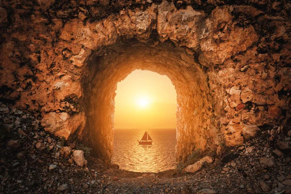 Ein schöner Blick von einem antiken historischen Schloss auf das Meer mit einem Segelboot gegen Sonnenuntergang. — Stockfoto