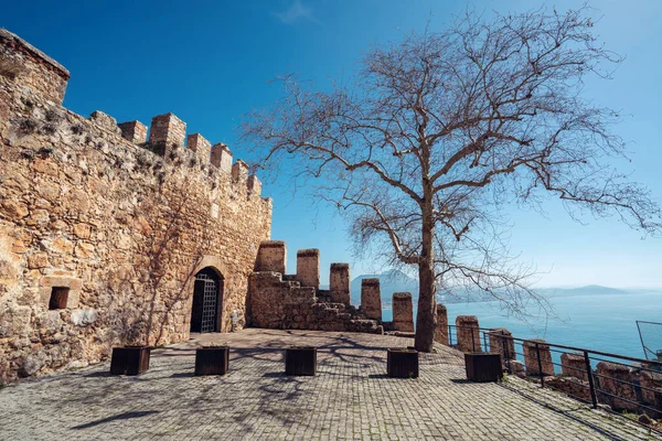 A történelmi romjai várfalak mellett kikötő város Alanya Antalya tartományban. Utazási és turisztikai koncepció. — Stock Fotó
