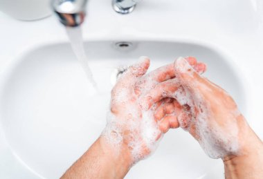Kişisel hijyen, virüsten korunmak için sık sık muslukta sabunla el temizliği..